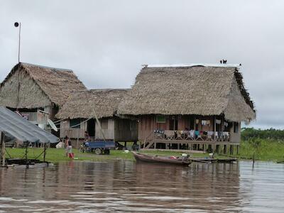 Las comunidades de influencia de la Hidrovía Amazónica lavan la ropa a la orilla de los ríos / Foto: DAR