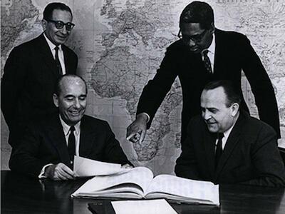 Foto: Archivos del BM “El Banco Mundial expande la ayuda a África. George Woods, presidente del Banco Mundial, con Alfred Matter, Abdel El Emary y John Garba”