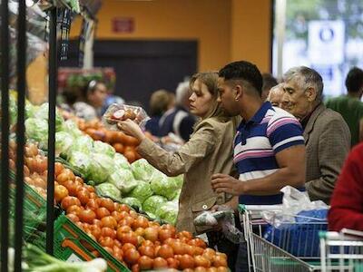 Personas compran en un supermercado EFE