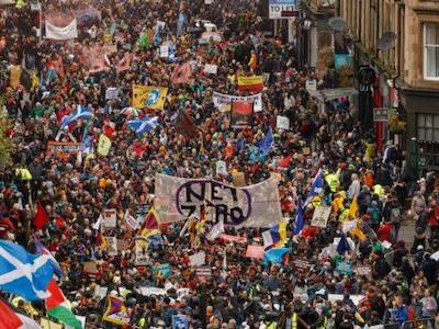 Una de las muchas protestas masivas en Glasgow para demandar acciones climáticas urgentes durante la COP26. (Foto vía NYT)