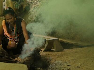 La preparación de los materiales para un ritual de «limpia» que los condagua consideran esencial para conectar su espiritualidad es trabajo de las mujeres. Foto: Natalia Pedraza Bravo