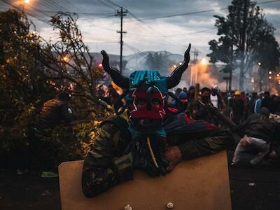 - Manifestante toma un descanso tras el enfrentamiento con la policía, octubre de 2019. Foto: Iván Castaneira