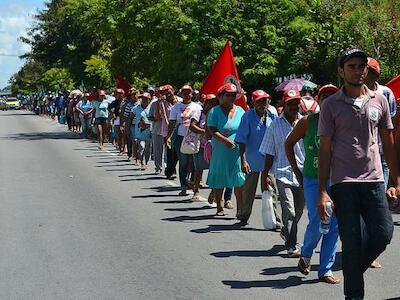  Abril Rojo: campesinos en Brasil se movilizan para exigir reforma agraria y justicia
