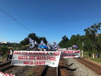 Atingidos pelo crime de Mariana ocupam ferrovia da Vale no ES por reparações