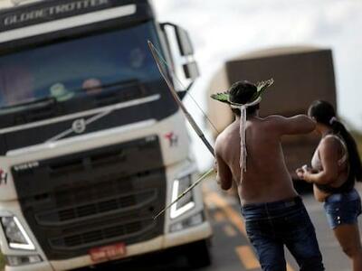Miembros de la comunidad indígena bloquean la carretera BR-364, porque atenta contra sus derechos. Foto: Ueslei Marcelino