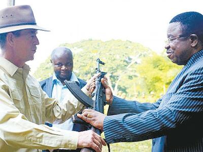 Funcionarios congoleños entregan un rifle a un empleado de WWF en el Parque Nacional de Salonga. 