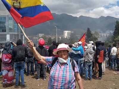 Las mujeres, en la primera línea de las barricadas en las calles de Quito