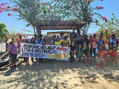 Indígenas Pankararu e Pataxó durante a retomada de área próxima à Terra Indígena Cinta Vermelha Jundiba, em Araçuaí (MG), com faixas contra a mineração de lítio. - Reprodução / Toá Kãnyã Pankararu