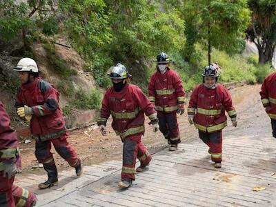 Bomberos de Caracas trabajan en la extinción de un incendio. EFE/ Rayner Peña R./ARCHIVO