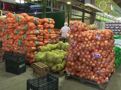 Más de la mitad de la verdura que llega al Mercado Central queda descartada por exceso de agrotóxicos detectado en sus laboratorios