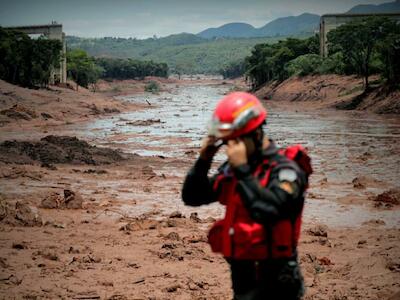 Se rompe represa minera y deja aislado a un pueblo en Brasil