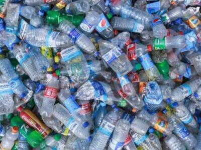 Botellas de plástico para reciclar en un basurero de Lagos, Nigeria. / BENSON IBEABUCHI