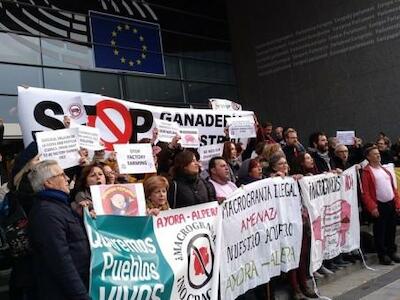 Vecinos de pueblos de media España denuncian ante la UE los daños de la ganadería industrial