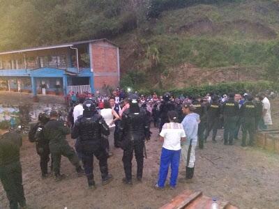 400 campesinos son desalojados por el ESMAD en Portachuelo, Sabanalarga