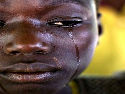 africa-niño-llorando-bill-gates-y-monsanto-se-apropian-de-la-agricultura