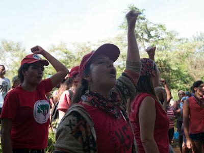 Camponesas ocupam fazenda de Eike e mobilizam 40 mil em todo o país