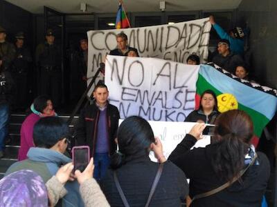 comunidades Mapuche se manifiestan en rechazo a embalse en río Muco