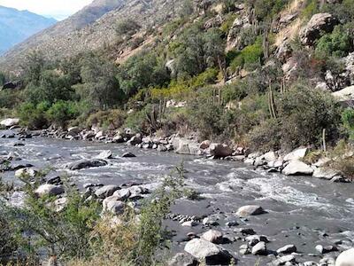 Derrame de concentrado de cobre afecta a río Blanco en Los Andes