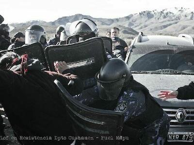 Gendarmeria reprimió y mantiene bloqueado el acceso a Mapuches de Cushamen