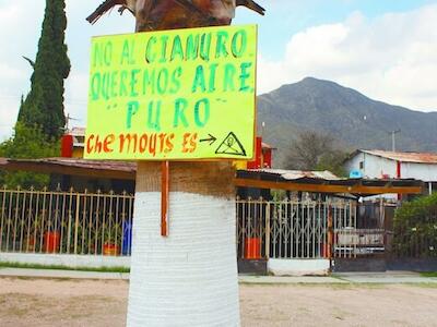Granaderos reprimen manifestación contra plantas de cianuro en Durango