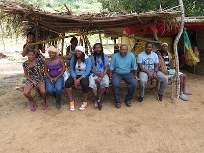 Miembros de la comunidad durante la recuperación del terreno