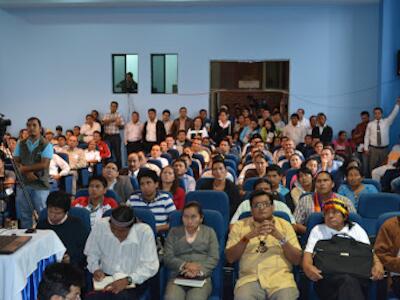 Miembros y líderes de la etnia shuar en el 1° Foro Internacional para el desarrollo sustentable de la provincia amazónica de Morona Santiago