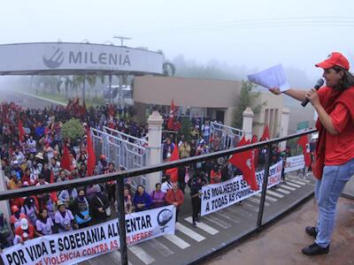 Mulheres da Via Campesina ocupam multinacional de agrotóxicos em Taquari