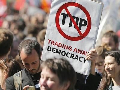personas-manifiestan-Bruselas-TTIP_EDIIMA20150418_0409_37