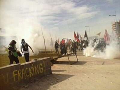 Reprimen con gases y balas de goma la marcha en contra del acuerdo YPF- Neuquén