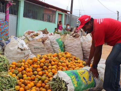 Sem Terra entregam cerca de 4 toneladas de alimentos na periferia de Maceió