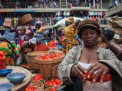 Matilda Moses vende tomates en el mercado Tudu en Accra, Ghana. Foto: Yepoka Yeebo