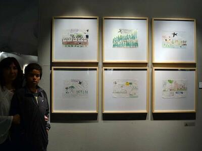 - Ana y los dibujos de sus alumnos en la muestra el Costo Humano de los Agrotoxicos, de Pablo Piovano.