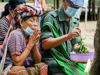 Comunidad Karen lleva a cabo una ceremonia tradicional para proteger su bosque el 16 de diciembre 2020 Foto: Wanpen Pajai / Globe