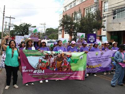 ¡Sin nosotras, no hay presente ni futuro! ¡Sin nosotras, no hay democracia!
