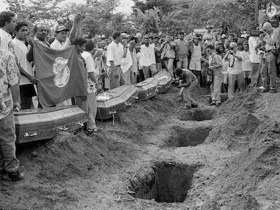 Sepelio de las víctimas de la masacre de Eldorado do Carajás, 1996. Foto: J.R.Ripper