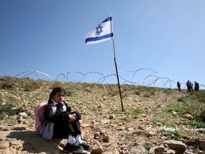 En la aldea de Umm al-Khair, en la Cisjordania ocupada, el ejército israelí custodia un asentamiento ilegal de colonos que han levantado una barrera con alambre de púa para impedir que 55 estudiantes palestinos lleguen a sus aulas. Mientras los soldados se burlan, los niños responden con canciones, libros y una determinación inquebrantable: «Solo queremos estudiar».