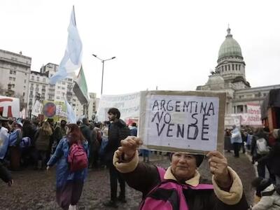 Marcha contra la Ley de Propiedad Privada que autorizaba la compra de tierras por parte de extranjeros. Damián Topacio/NA