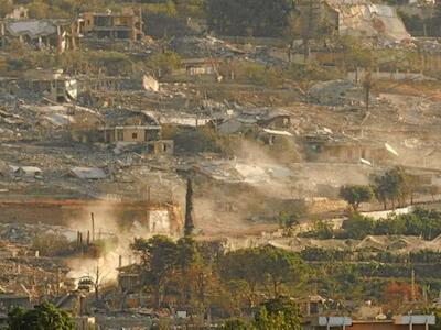 Foto: A la izquierda, imagen de la destrucción causada por el Ejército israelí en Al-Mansouri. 