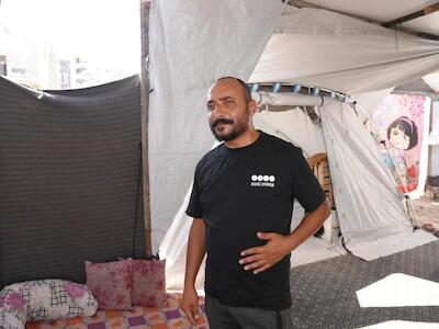 "Mantuve la mano presionada sobre la herida porque recordaba lo que había aprendido en el curso de primeros auxilios: detener la hemorragia por cualquier medio", afirma Ashraf, un compañero de MSF que recibió un disparo de las fuerzas israelíes en Gaza. © Nour Alsaqqa/MSF