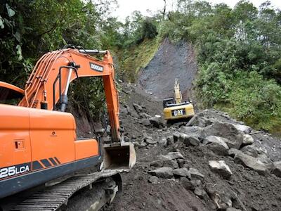 Excavadoras limpian una franja de bosque para construir una nueva ruta para un oleoducto, en San Luis, Ecuador. 16 de junio de 2021 (REUTERS/Tito Correa)