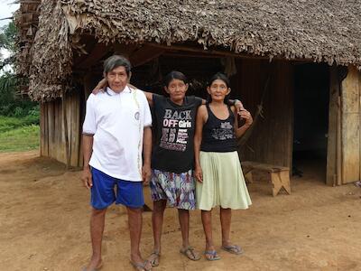 Buca, Toy y Busi, en Puerto Tujuré. Foto: Karina Segovia
