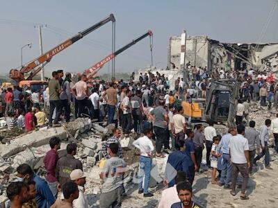 Los equipos de rescate de la Media Luna Roja iraní, junto con ciudadanos locales, están trabajando para sacar a las víctimas de los escombros de una escuela destruida en un ataque aéreo entre Estados Unidos e Israel en la provincia de Hormozgan. Sábado 28 de febrero de 2026. (Creciente Roja Iraní/UPI) 