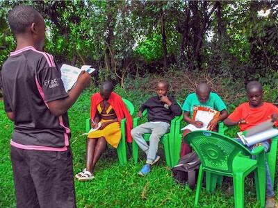 Bajo el árbol de mango: la solidaridad juvenil y las semillas de la agroecología campesina en Kenia
