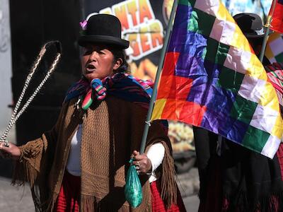Una mujer aimara participa en una marcha exigiendo la renuncia del presidente boliviano, Rodrigo Paz en La Paz (Bolivia). EFE/ Luis Gandarillas