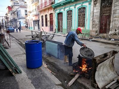 População cubana sofre com os embargos impostos pelos Estados Unidos | Crédito: Yamil Lage/AFP