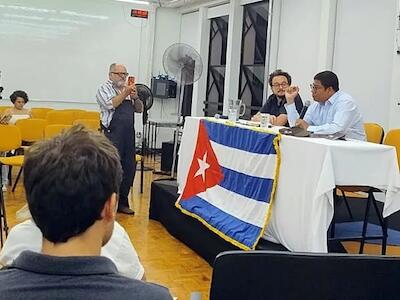 Em encontro com jornalistas, embaixador cubano Victor Cairo pediu solidariedade efetiva com o país | Crédito: Rodrigo Gomes/Brasil de Fato