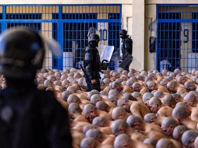 La policía salvadoreña en una cárcel con cientos de supuestos pandilleros. Foto: Asamblea de El Salvador / Europa Press