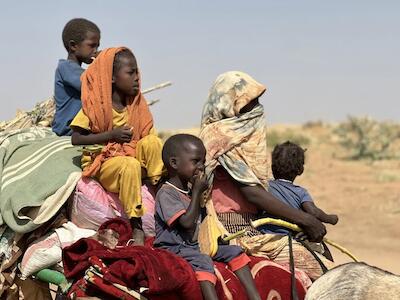 En la imagen de archivo tomada en abril de 2025, desplazados sudaneses avanzan desde el campamento de Zamzam camp hasta Tawila Camps. EFE/ Marwan Mohamed