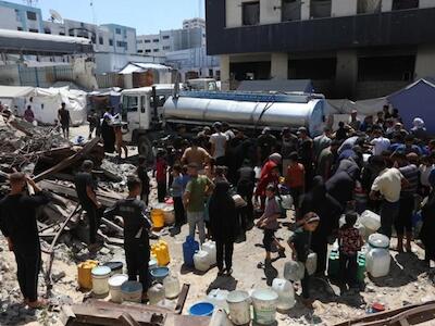 Uno de nuestros camiones cisterna proporciona agua potable en Gaza. A pesar de producir alrededor de 500.000 litros diarios, alcanza para que 80.000 personas reciban lo mínimo indispensable. © MSF