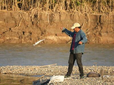 Un pescador indígena tacana en el río Beni, en la Amazonía boliviana, donde el pescado es un alimento central de la dieta. Foto: cortesía Javier Mamani